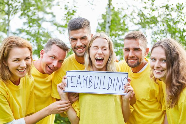 Tại Sao Nên Thuê MC Cho Sự Kiện Team Building?